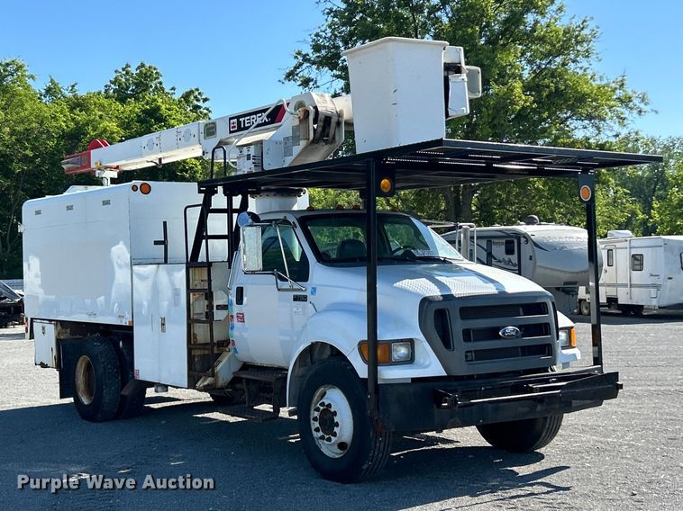 image for item YA2823 2015 Ford F750 Super Duty forestry bucket truck