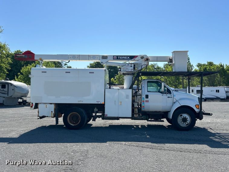image for item YA2823 2015 Ford F750 Super Duty forestry bucket truck