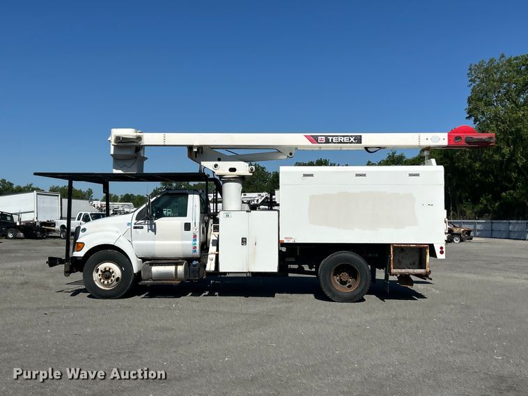 image for item YA2823 2015 Ford F750 Super Duty forestry bucket truck