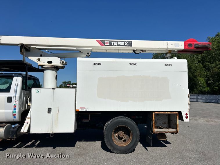 image for item YA2823 2015 Ford F750 Super Duty forestry bucket truck