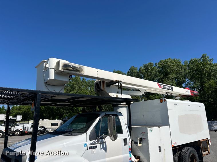 image for item YA2823 2015 Ford F750 Super Duty forestry bucket truck