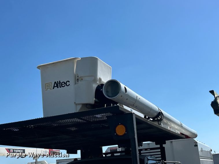 image for item YA2833 2015 Ford F750 Super Duty forestry bucket truck