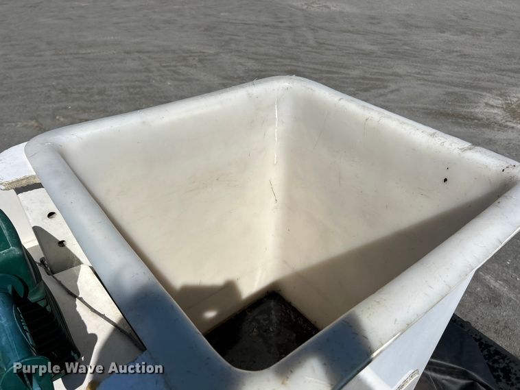image for item YA2833 2015 Ford F750 Super Duty forestry bucket truck