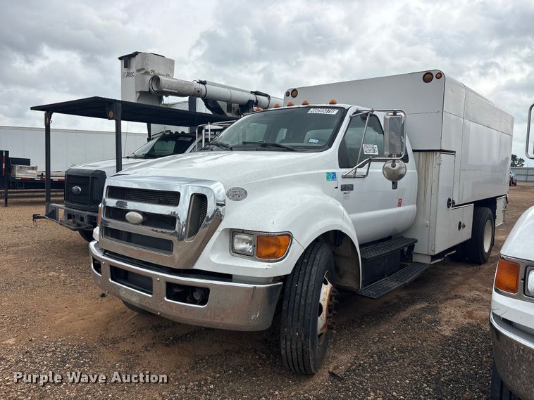 image for item YA2842 2009 Ford F750 Super Duty chipper truck