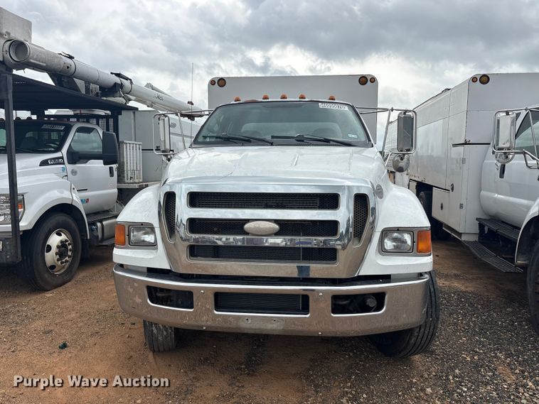 image for item YA2842 2009 Ford F750 Super Duty chipper truck