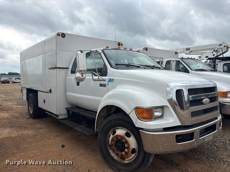 image for item YA2842 2009 Ford F750 Super Duty chipper truck
