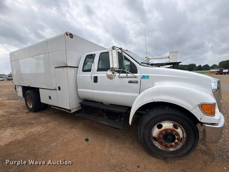 image for item YA2842 2009 Ford F750 Super Duty chipper truck