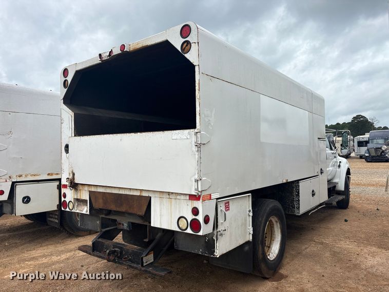 image for item YA2842 2009 Ford F750 Super Duty chipper truck