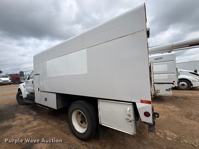 image for item YA2842 2009 Ford F750 Super Duty chipper truck