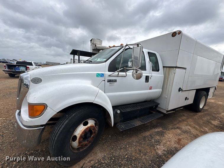 image for item YA2842 2009 Ford F750 Super Duty chipper truck
