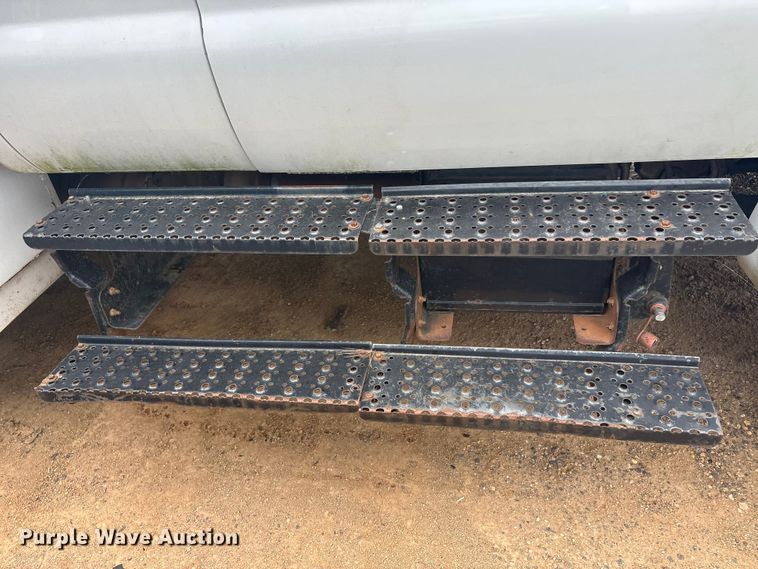image for item YA2842 2009 Ford F750 Super Duty chipper truck