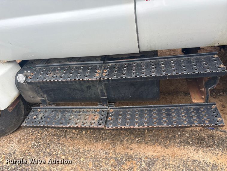 image for item YA2842 2009 Ford F750 Super Duty chipper truck