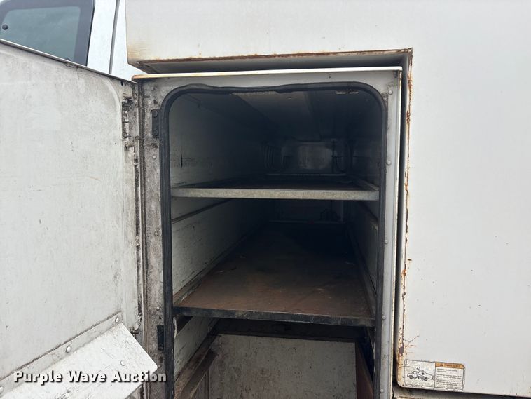 image for item YA2842 2009 Ford F750 Super Duty chipper truck