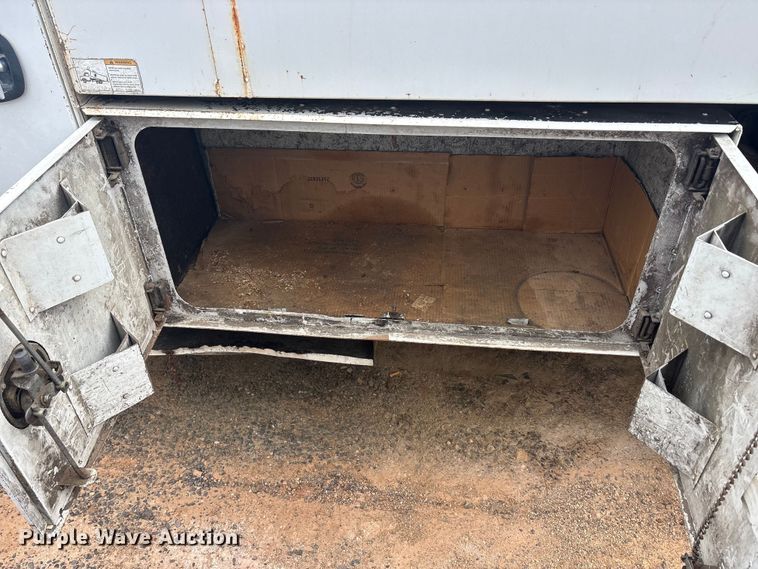 image for item YA2842 2009 Ford F750 Super Duty chipper truck