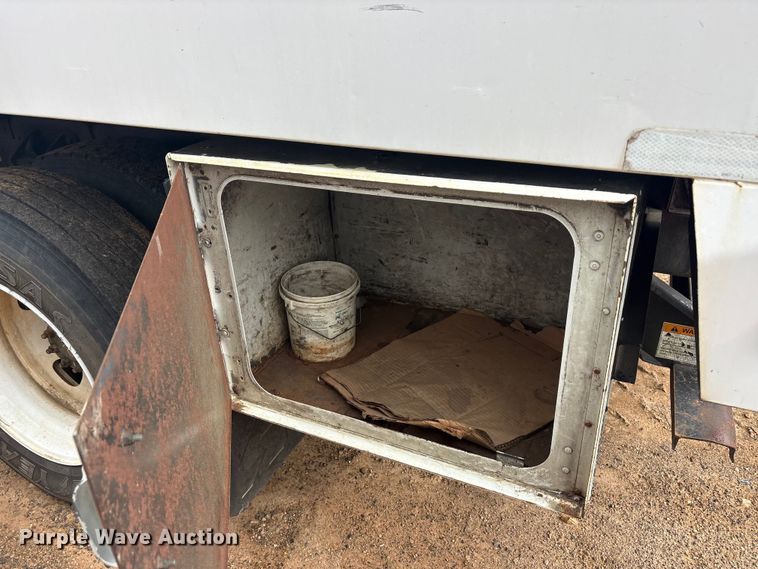 image for item YA2842 2009 Ford F750 Super Duty chipper truck