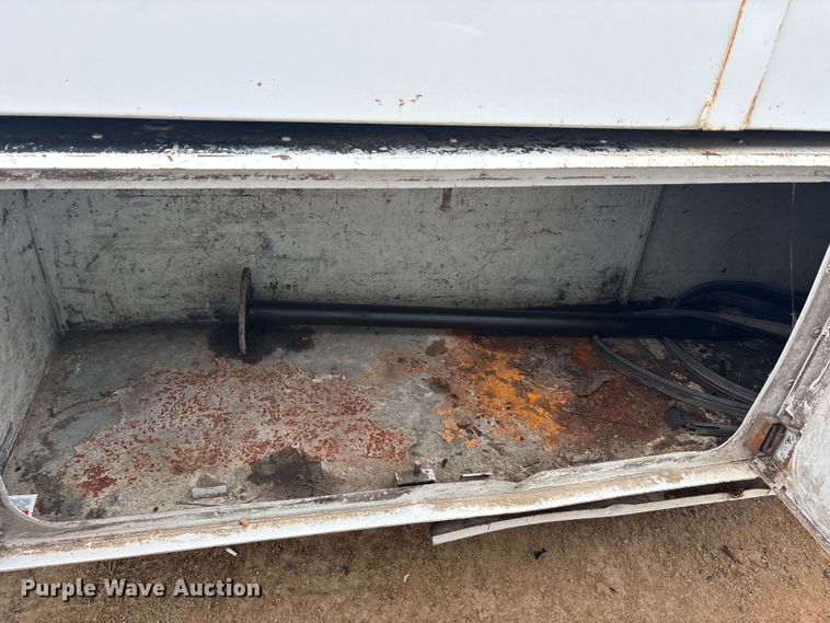 image for item YA2842 2009 Ford F750 Super Duty chipper truck
