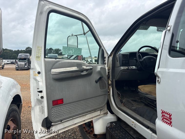 image for item YA2842 2009 Ford F750 Super Duty chipper truck