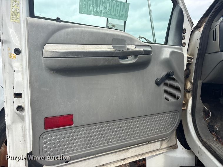 image for item YA2842 2009 Ford F750 Super Duty chipper truck