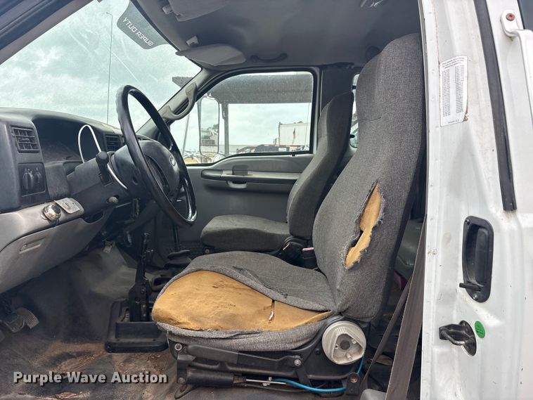 image for item YA2842 2009 Ford F750 Super Duty chipper truck