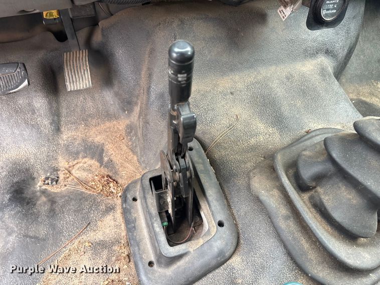 image for item YA2842 2009 Ford F750 Super Duty chipper truck