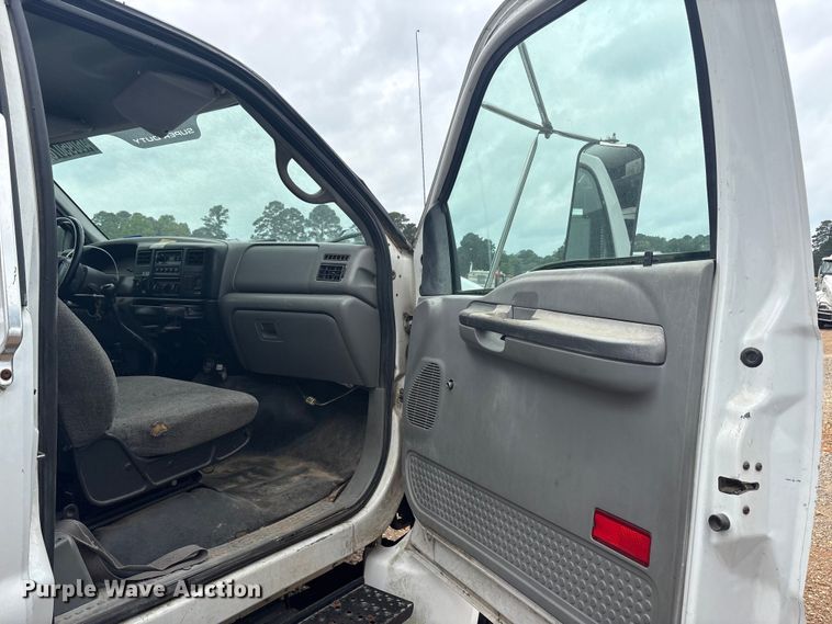 image for item YA2842 2009 Ford F750 Super Duty chipper truck