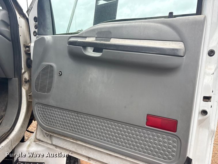 image for item YA2842 2009 Ford F750 Super Duty chipper truck