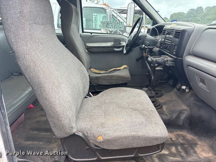 image for item YA2842 2009 Ford F750 Super Duty chipper truck