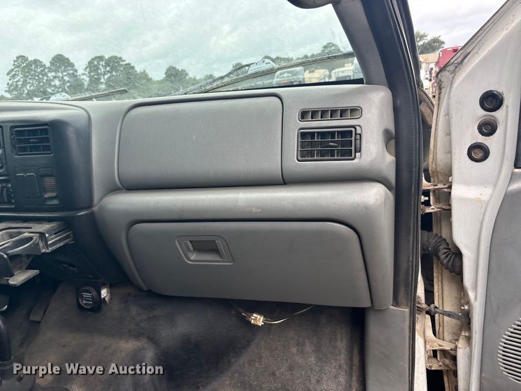 image for item YA2842 2009 Ford F750 Super Duty chipper truck