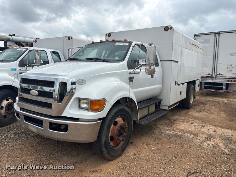 image for item YA2843 2009 Ford F750 Super Duty Ext. Cab chipper truck