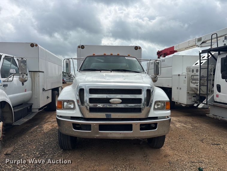 image for item YA2843 2009 Ford F750 Super Duty Ext. Cab chipper truck