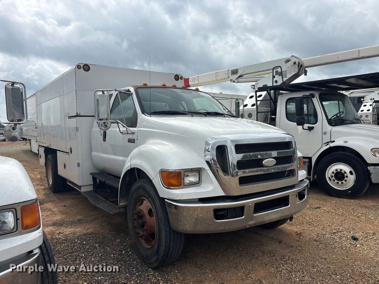 image for item YA2843 2009 Ford F750 Super Duty Ext. Cab chipper truck
