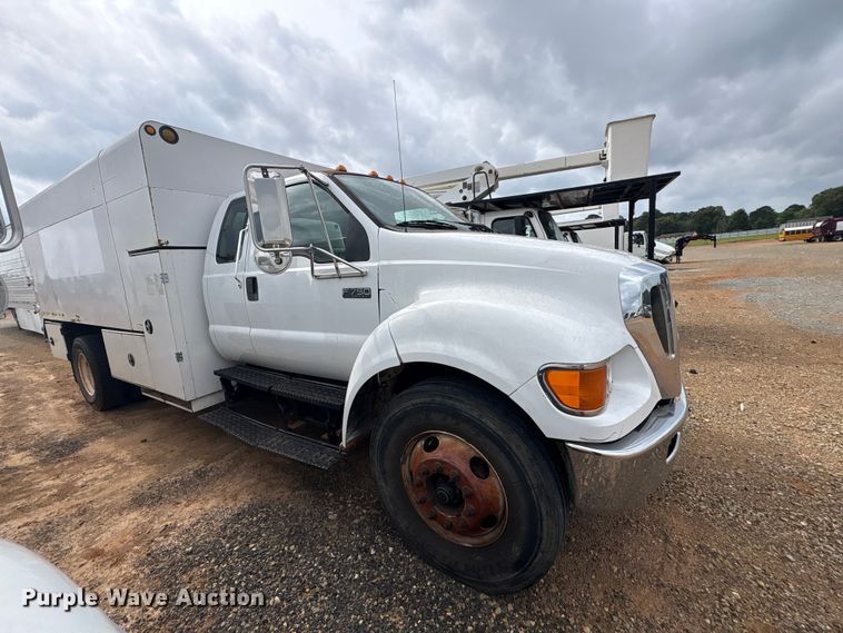 image for item YA2843 2009 Ford F750 Super Duty Ext. Cab chipper truck