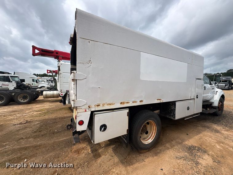 image for item YA2843 2009 Ford F750 Super Duty Ext. Cab chipper truck