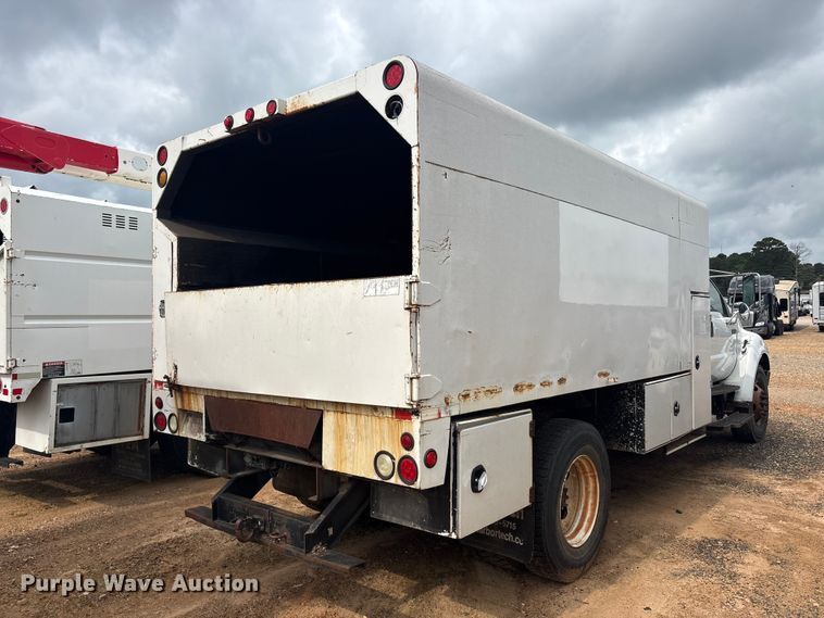 image for item YA2843 2009 Ford F750 Super Duty Ext. Cab chipper truck