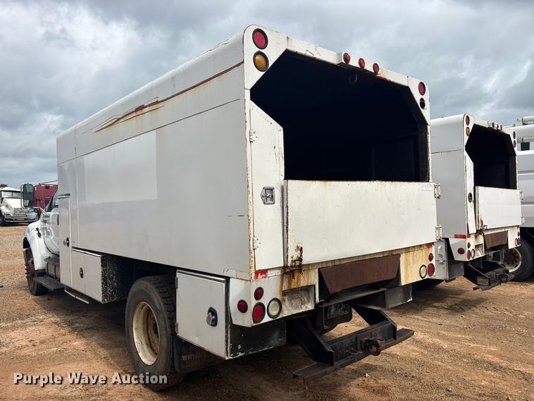 image for item YA2843 2009 Ford F750 Super Duty Ext. Cab chipper truck