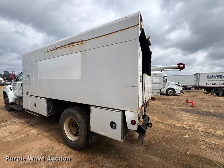 image for item YA2843 2009 Ford F750 Super Duty Ext. Cab chipper truck