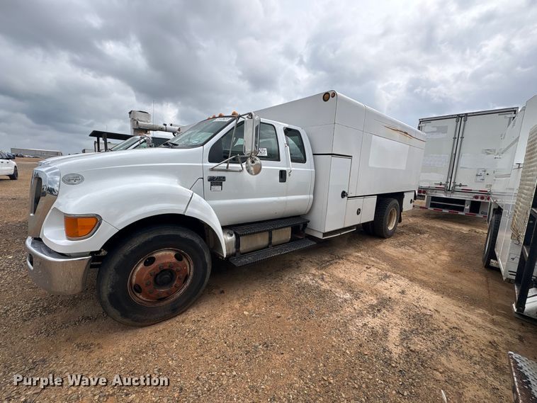 image for item YA2843 2009 Ford F750 Super Duty Ext. Cab chipper truck