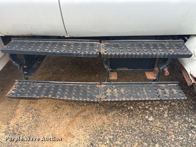 image for item YA2843 2009 Ford F750 Super Duty Ext. Cab chipper truck