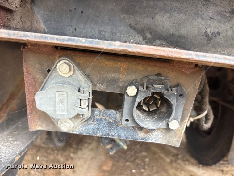 image for item YA2843 2009 Ford F750 Super Duty Ext. Cab chipper truck