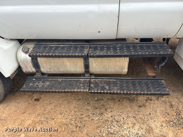 image for item YA2843 2009 Ford F750 Super Duty Ext. Cab chipper truck