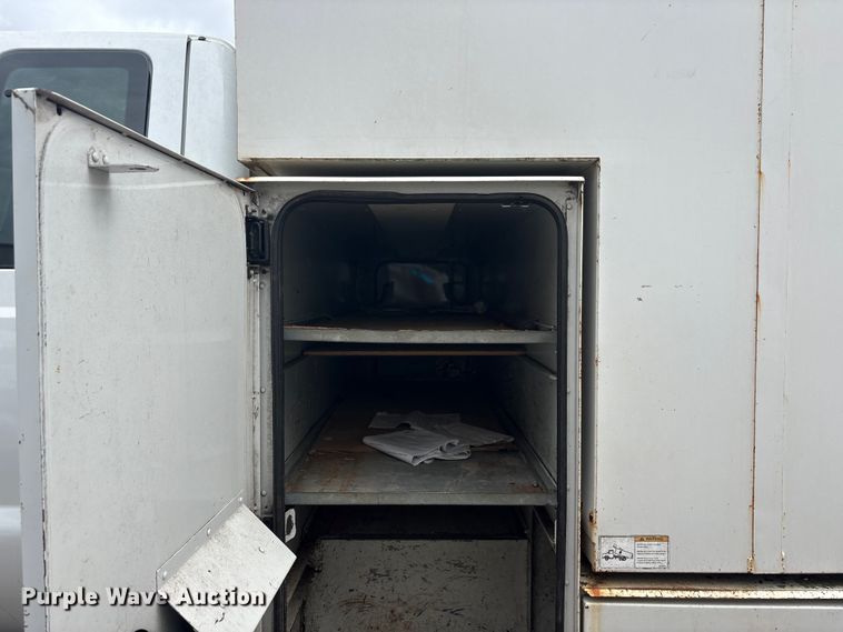 image for item YA2843 2009 Ford F750 Super Duty Ext. Cab chipper truck