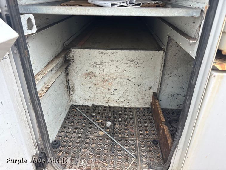 image for item YA2843 2009 Ford F750 Super Duty Ext. Cab chipper truck