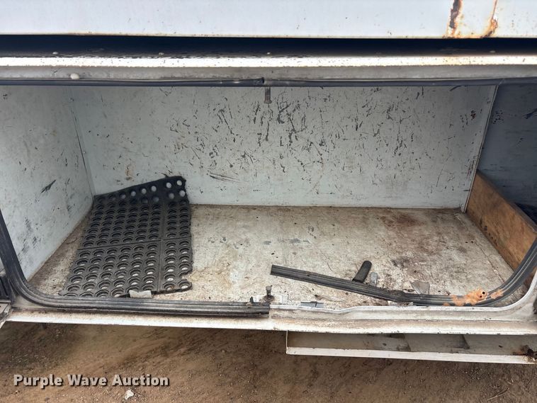 image for item YA2843 2009 Ford F750 Super Duty Ext. Cab chipper truck