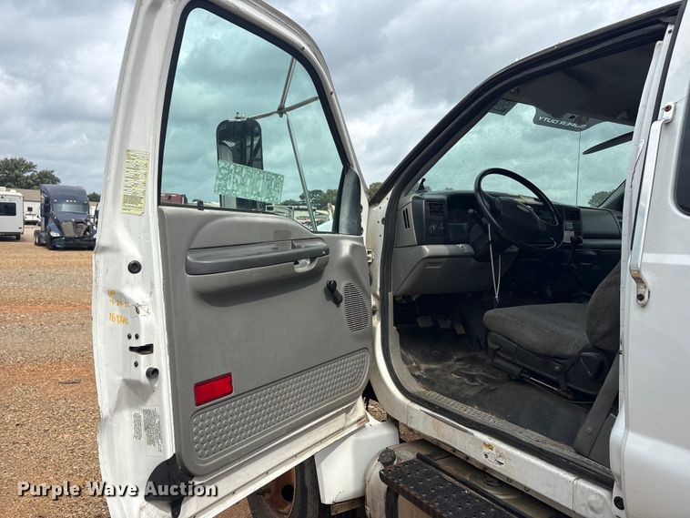 image for item YA2843 2009 Ford F750 Super Duty Ext. Cab chipper truck