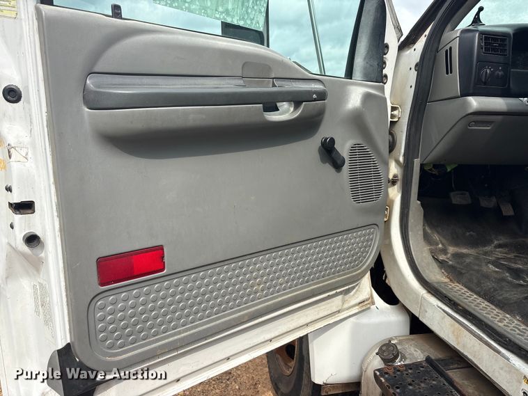 image for item YA2843 2009 Ford F750 Super Duty Ext. Cab chipper truck