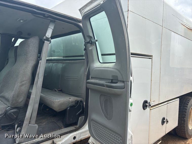 image for item YA2843 2009 Ford F750 Super Duty Ext. Cab chipper truck