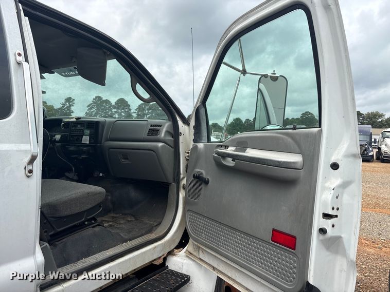 image for item YA2843 2009 Ford F750 Super Duty Ext. Cab chipper truck