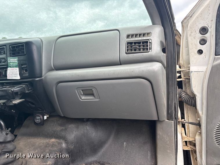 image for item YA2843 2009 Ford F750 Super Duty Ext. Cab chipper truck