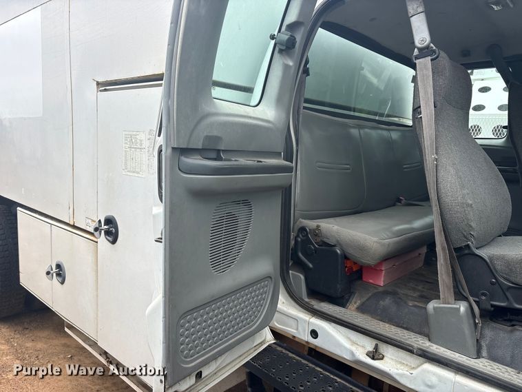 image for item YA2843 2009 Ford F750 Super Duty Ext. Cab chipper truck