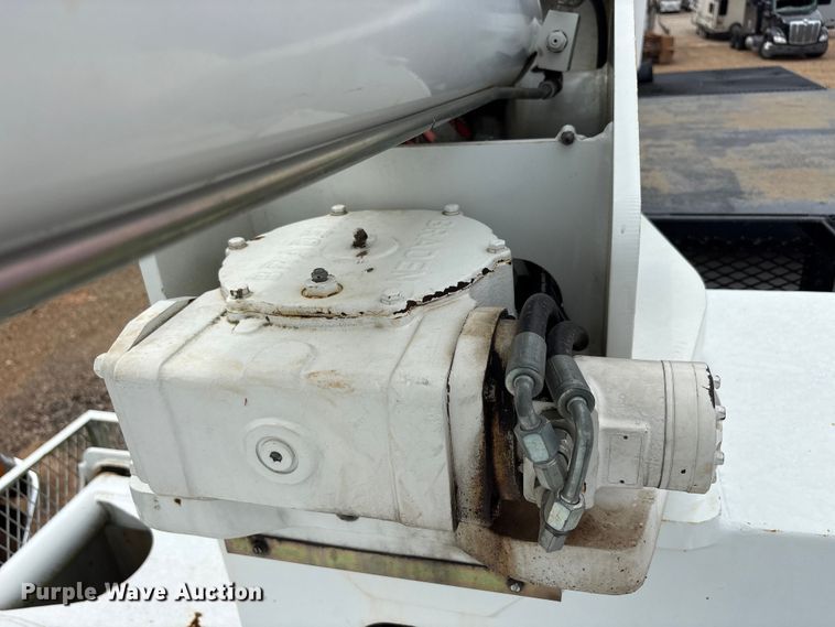 image for item YA2844 2015 Freightliner Business Class M2 forestry bucket truck